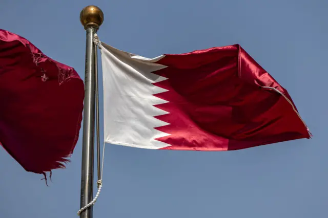 العلم القطري يرفرف في سماء العاصمة القطرية الدوحة.