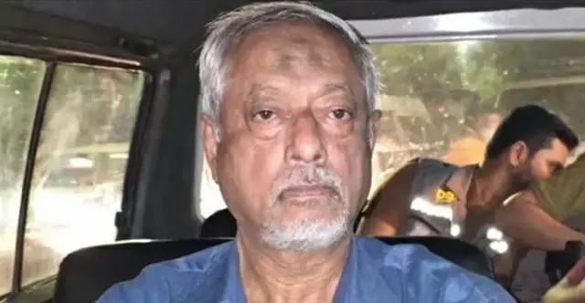 সাবেক সংসদ সদস্য অবসরপ্রাপ্ত লেফটেন্যান্ট জেনারেল মাসুদ উদ্দিন চৌধুরী আটকের পর গাড়িতে বসে আছেন