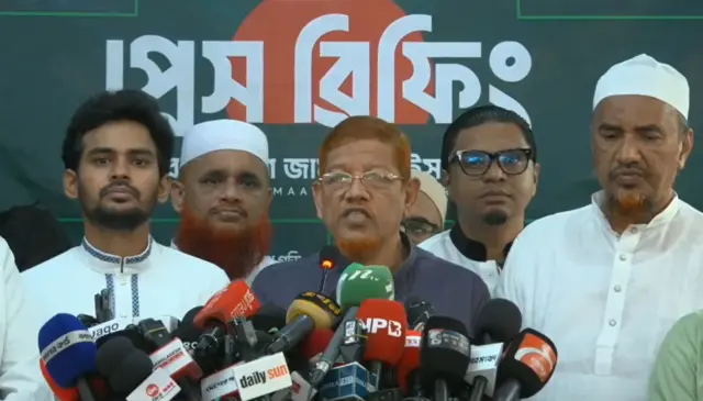 জামায়াতের সহকারী সেক্রেটারি জেনারেল হামিদুর রহমান আযাদ সাংবাদিকদের ব্রিফ করছেন, তার পাশে আছেন জোটের অন্য নেতারাও