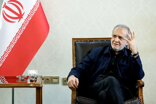 صورة بتاريخ 19 أبريل/نيسان للرئيس الإيراني مسعود بزشكيان