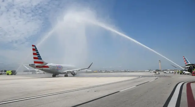 Indege ya American Airlines yatewe amazi mu kwishimira ko ari yo ya mbere y'ubucuruzi ihagurutse i Miami yerekeza i Caracas mu myaka irindwi ishize