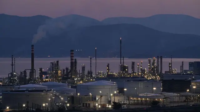 آئل ریفائنری کی تصویر