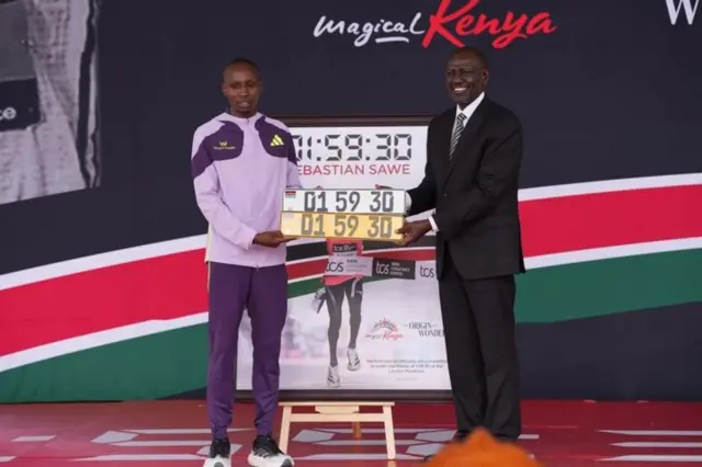 Pirezidant Wiliyaam Ruutoo wayita atleet Sabaastiyaan Saawee badhaasutti