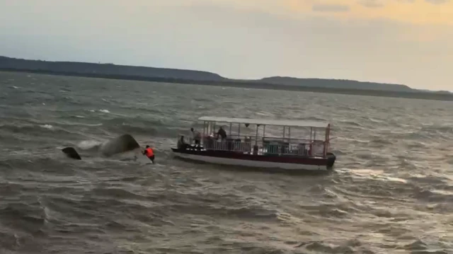 पानी में डूबा क्रूज़