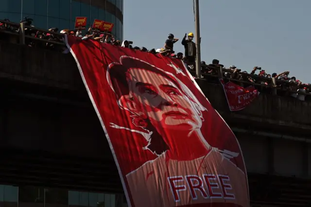 အာဏာသိမ်းတဲ့ ၂၀၂၁ ကတည်းက ဒေါ်အောင်ဆန်းစုကြည်ကိုလွှတ်ပေးဖို့ တောင်းဆိုခဲ့ကြပေမဲ့ ခုထိမလွတ်။