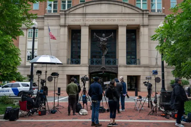 ဗုဒ္ဓဟူးနေ့က ဗာဂျီးနီးယားတရားရုံးရှေ့မြင်ကွင်း