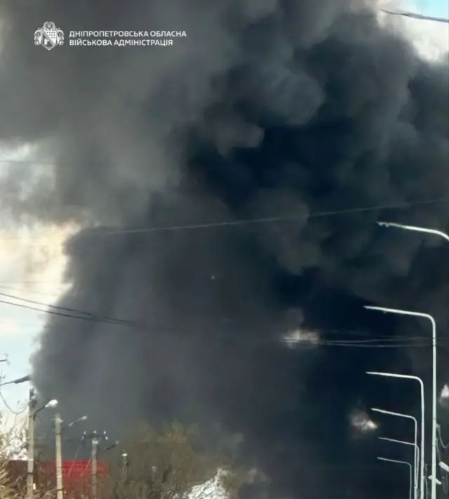 Густое облако черного дыма.