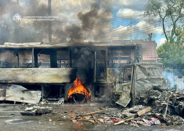 Сгоревший автобус и машина.