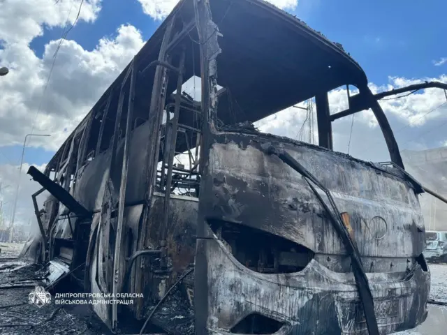 Сгоревший в результате атаки автобус