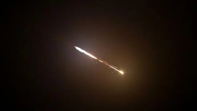 আকাশে রকেট হামলা প্রতিহত করার দৃশ্য