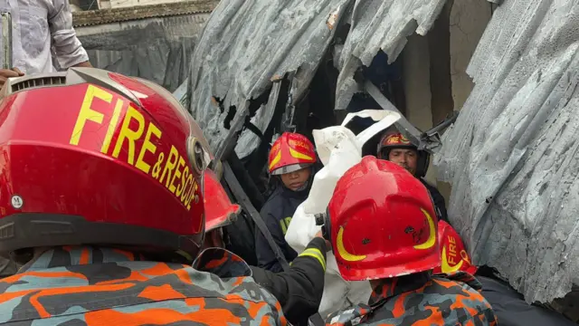কেরাণীগঞ্জে পুড়ে যাওয়া কারখানায় উদ্ধার অভিযান চালাচ্ছে ফায়ার সার্ভিসের কর্মীরা