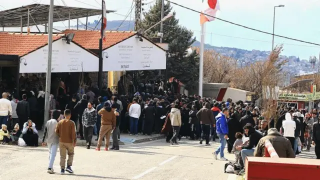 عشرات المواطنين السورييين واللبنانيين يقفون في الجانب اللبناني من معبر المصنع انتظارً للدخول إلى سوريا