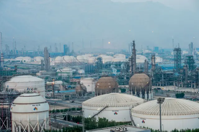 যুদ্ধ শুরুর পর মধ্যপ্রাচ্যের বিভিন্ন গুরুত্বপূর্ণ জ্বালানি স্থাপনায় পাল্টাপাল্টি হামলার ঘটনা ঘটেছে