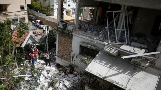 مبانٍ متضررة في مدينة رمات غان في إسرائيل