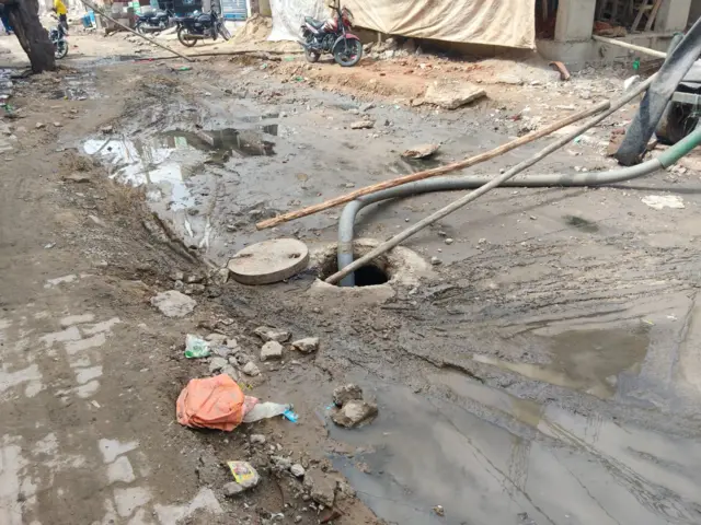 जयपुर में क्षतिग्रस्त सीवर लाइन