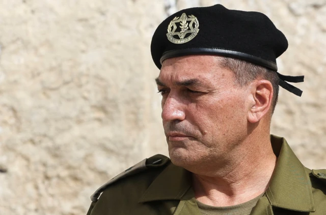 زامير مرتدياً لباساً عسكرياً.