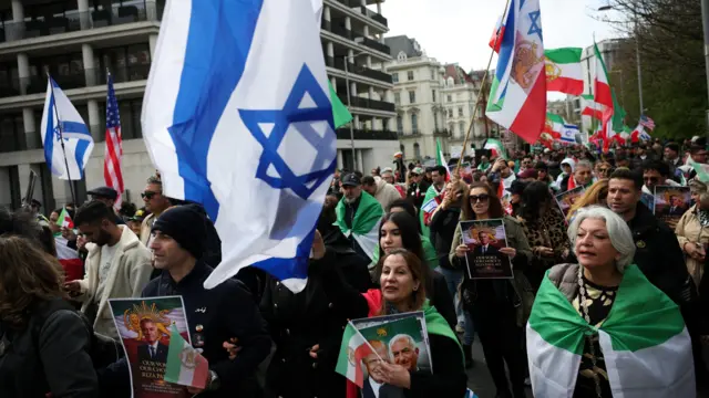 مخالفان ایرانی در لندن با پرچمهای شیروخورشید، اسرائیل و آمریکا