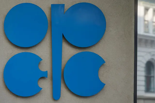 شعار منظمة أوبك باللون الأزرق وبخلفية رمادية اللون