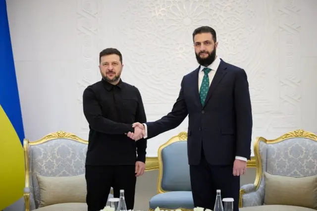 Президент Украины Владимир Зеленский жмет руку президенту Сирии Ахмеду аш-Шараа в Дамаске.