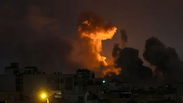 28 मार्च की रात शहर में विस्फोटों की ख़बर के बाद तेहरान के ऊपर धुएं का एक बड़ा गुबार उठता हुआ दिखा (फ़ाइल फ़ोटो)