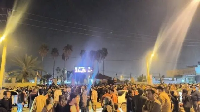 حضور شهروندان در نیمه شب مقابل بیمارستان دهدشت