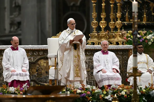 البابا لاون الرابع عشر خلال قداس عشية عيد القيامة للكاثوليك