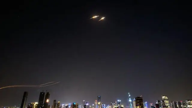 اعتراض صواريخ إيرانية فوق تل أبيب