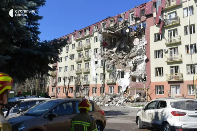 Издание «Суспільне Одеса» днем в понедельник опубликовало фото частично разрушенного в результате ночной атаки дома