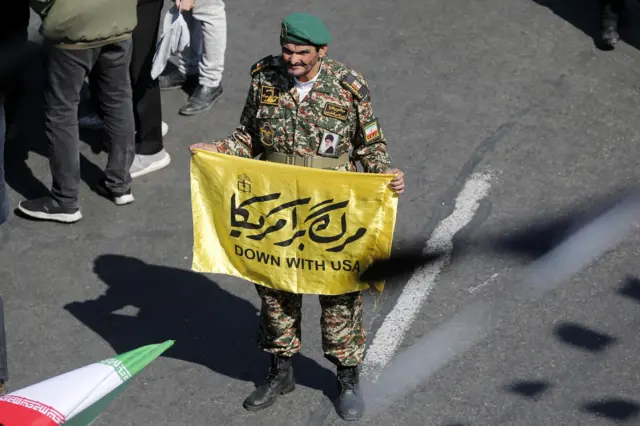 مسيرة احتجاجية ضد الولايات المتحدة وإسرائيل، عقب أدائهم صلاة الجمعة في مسجد الإمام الخميني الكبير بطهران في 6 مارس/آذار 2026.