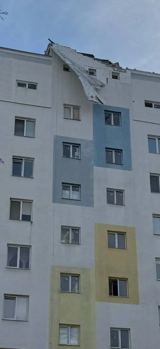 Поврежденная кровля многоэтажки, попавшей по удар дрона