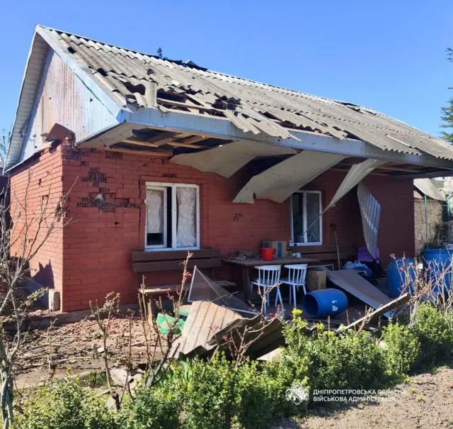 Одноэтажный дом, поврежденный в результате обстрелов
