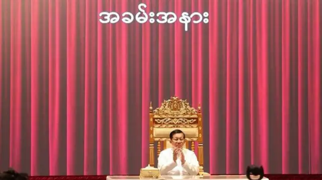 နေပြည်တော်မှာ ဧပြီလ ၅ ရက်တုန်းက ပြုလုပ်တဲ့ နေပြည်တော်မှာ ဧပြီလ ၅ ရက်တုန်းက ပြုလုပ်တဲ့ စစ်ကောင်စီကနေ စစ်ကော်မရှင်အသွင်ပြောင်းတဲ့အထိ တာဝန်ထမ်းခဲ့ကြသူတွေကို အသိအမှတ်ပြုလက်ဆောင်ပေးတဲ့