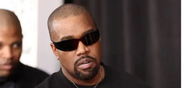 Ifoto ya Kanye West yambaye Umupira w’umukara n’amadarubindi y’izuba