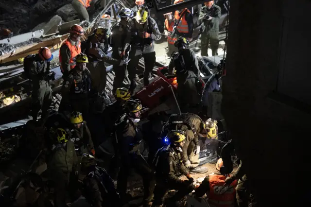 تواصل فرق البحث والإنقاذ الإسرائيلية عملياتها، بينما تواصل قوات الأمن والدفاع المدني وفرق الإطفاء عملها في موقع الهجوم الإيراني الانتقامي الذي استهدف شمال إسرائيل، حيث أصاب صاروخ مبنى في حيفا، إسرائيل، مباشرة في 5 أبريل/نيسان 2026.