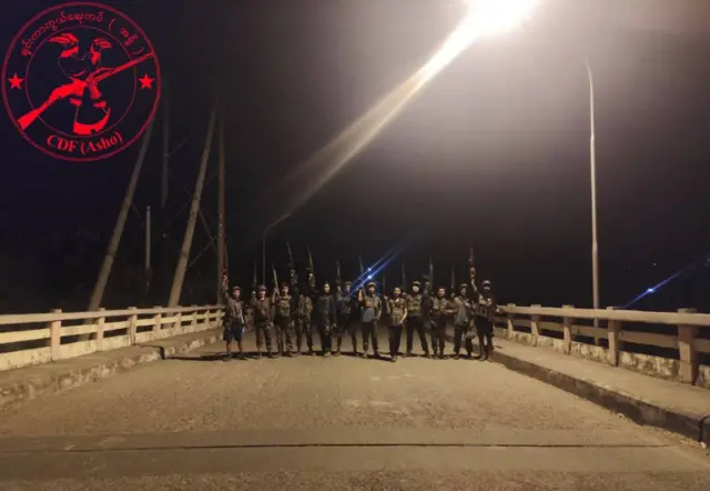 ဧပြီ ၄ ရက်ညပိုင်းက ငဖဲမြို့ပေါ်ကို အင်အားပြဝင်ရောက်ခဲ့တဲ့ CDF အရှိုတပ်ဖွဲ့ဝင်တွေ