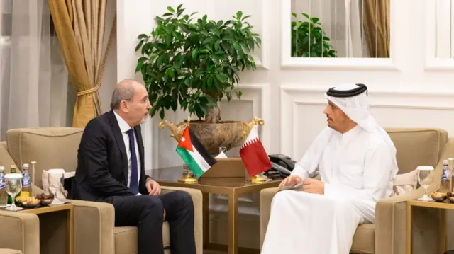 وزير الخارجية الأردني أيمن الصفدي ووزير خارجية قطر محمد بن عبد الرحمن آل ثاني.