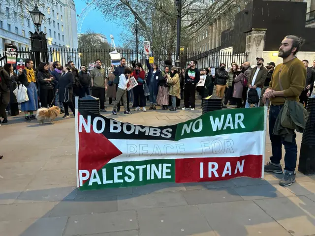 تجمع مقابل دفتر نخست‌‎‌وزیر بریتانیا در لندن