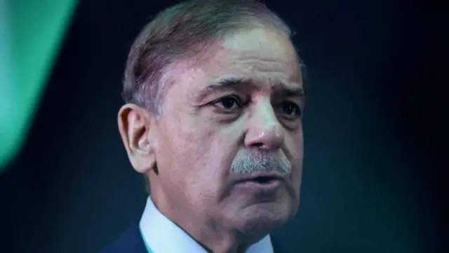 El primer ministro de Pakistán, Shehbaz Sharif, con gesto preocupado