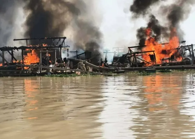 သဖန်းဆိပ်က ရွှေမျောတွေ လေကြောင်းတိုက်ခံခဲ့ရတဲ့မြင်ကွင်း (ပုံဟောင်း)