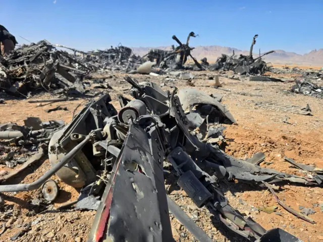 အီရန်နိုင်ငံထဲ ပစ်ချခဲ့တဲ့အမေရိကန်လေယာဉ်တစ်စင်းလို့ အီရန်တော်လှန်ရေးအစောင့်တပ် (IRGC)က ဧပြီလ ၅ ရက်မှာ ထုတ်ပြန်လာတဲ့ဓာတ်ပုံ တစ်ပုံဖြစ်ပါတယ်