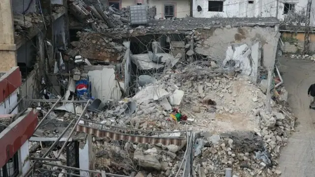 صورة من يوم الاثنين تُظهر مبنى متضرراً في جنوب لبنان عقب غارات جوية منفصلة