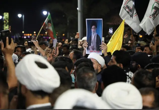 تجمع مقابل کنسولگری کویت در بصره عراق، معترضان عکس‌های علی خامنه‌ای را در دست داشتند