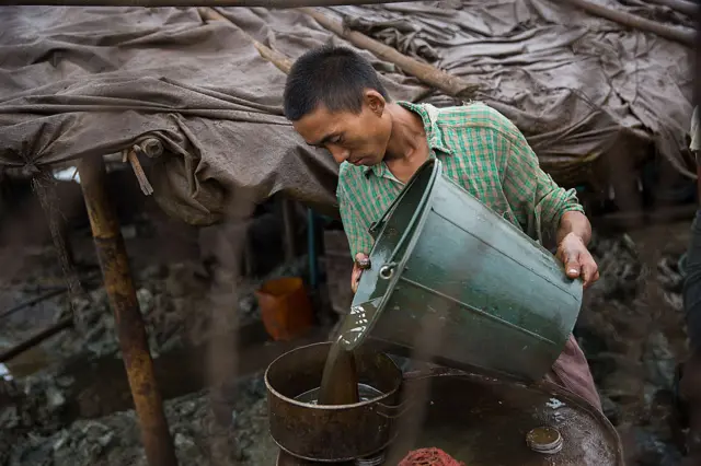 မင်းလှမြို့နယ်ထဲက ရေနံမြေတစ်ခုမှာတွေ့ရတဲ့လုပ်သားတစ်ဦး (ပုံဟောင်း)