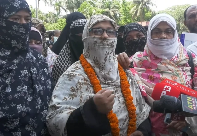 জামিনের পর জামায়াতে ইসলামী'র নারী কর্মী সাওদা সুমিকে ফুলের মালা দিয়ে বরণ করে নেওয়া হয়