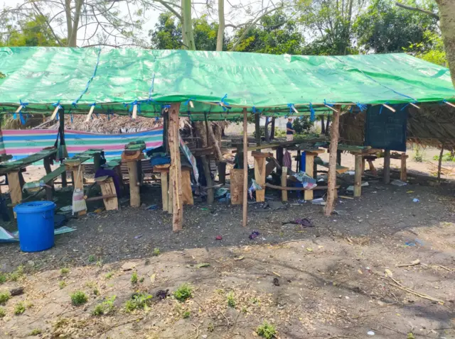 မတ်လ ၆ ရက်က ဗုံးကြဲခံလိုက်ရတဲ့ ဆင်အင်းရွာ၊ ဘုန်းကြီးကျောင်းဝင်းထဲက စာသင်ဆောင်