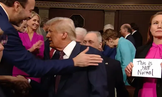 عکس ملانیا استنزبری با نوشته ای اعتراضی در حالی که ترامپ برای سخنرانی سالانه خود به کنگره رفته است