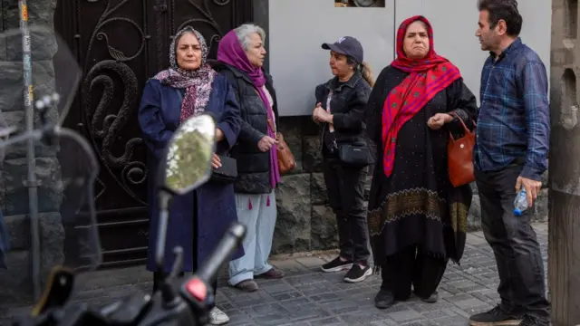 Iraníes en las calles de Teherán expresan su preocupación por las amenazas