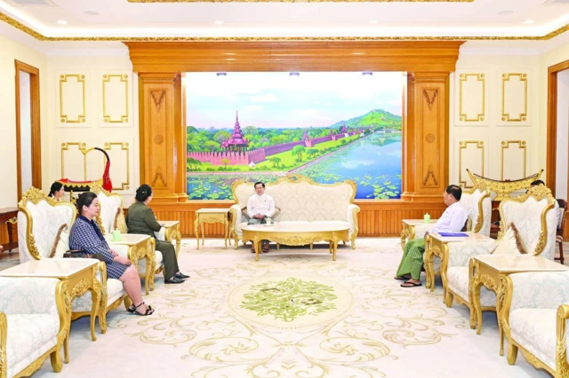 စစ်ခေါင်းဆောင်ဗိုလ်ချုပ်မှူးကြီး မင်းအောင်လှိုင်နဲ့ တရုတ်သံအမတ်တို့တွေ့ဆုံနေတဲ့မြင်ကွင်း