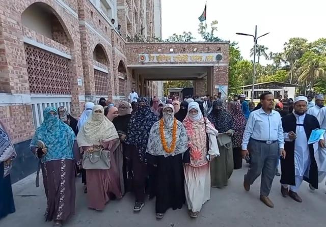 জামিনের পর জামায়াতে ইসলামী'র নারী কর্মী সাওদা সুমিকে ফুলের মালা দিয়ে বরণ করে নেওয়া হয়