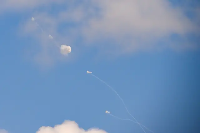 سحب دخانية عقب اعتراض صواريخ صاروخية باليستية إيرانية في 6 أبريل/نيسان 2026 في تل أبيب، إسرائيل.